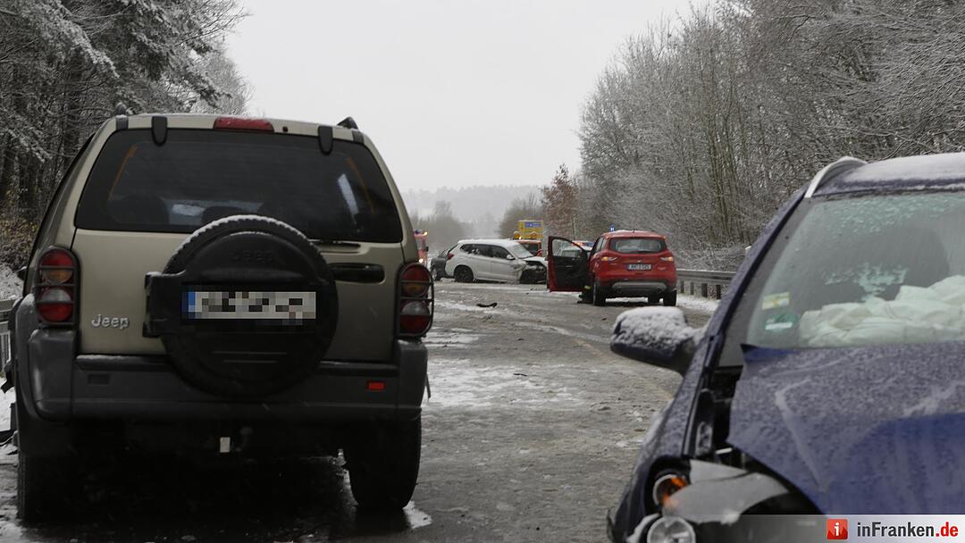 Starker Schneefall: Fünf Schwerverletzte nach Überholvorgang