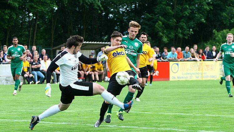 Neudrossenfelds Torwart Tobias Obwandner vereitelt schon in der 6. Minute eine Riesenchance des Stadtsteinachers Jakob Dusek. Foto: Monika Limmer