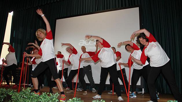 Unter der Leitung von Petra Ernst zeigte die Herzsportgruppe einen Querschnitt ihrer Trainingseinheiten f&uuml;r mehr Fitness. Foto: Gerda V&ouml;lk