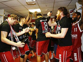 Nach zehn Monaten harter Arbeit war der Meistermannschaft die Erleichterung anzumerken - in der Umkleidekabine geht die Post ab. Foto: Daniel Löb