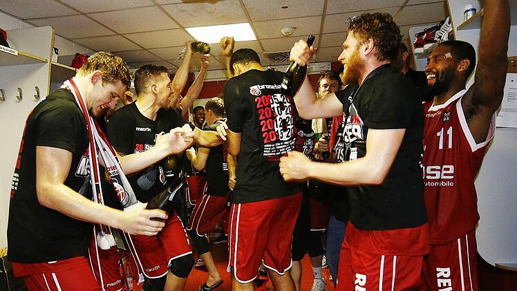 Nach zehn Monaten harter Arbeit war der Meistermannschaft die Erleichterung anzumerken - in der Umkleidekabine geht die Post ab. Foto: Daniel Löb