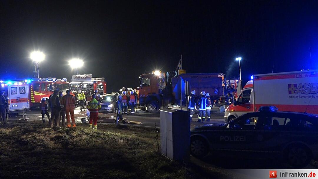 Beim Abbiegen übersehen – Winterdienstfahrzeug und Taxi kollidieren
