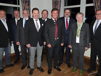 Die Freien Wähler im Landkreis Kulmbach haben einen neuen Vorsitzenden: den Kulmbacher Stadt- und Kreisrat Rainer Ludwig. Von links: stellvertretender Kreisvorsitzender Norbert Volk, Landrat Klaus Peter Söllner, die stellvertretenden Kreisvorsitzenden Klaus Förster und Klaus Georg Purucker, Schatzmeister Werner Burger, Rainer Ludwig, Landtagsvizepräsident Peter Meyer, Schriftführerin Brigitte Müller und stellvertretender Kreisvorsitzender Dieter Schaar.  Foto: Werner Reißaus