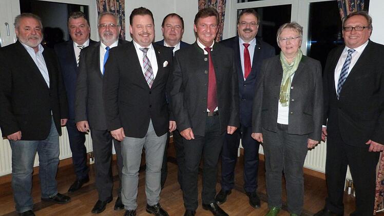 Die Freien Wähler im Landkreis Kulmbach haben einen neuen Vorsitzenden: den Kulmbacher Stadt- und Kreisrat Rainer Ludwig. Von links: stellvertretender Kreisvorsitzender Norbert Volk, Landrat Klaus Peter Söllner, die stellvertretenden Kreisvorsitzenden Klaus Förster und Klaus Georg Purucker, Schatzmeister Werner Burger, Rainer Ludwig, Landtagsvizepräsident Peter Meyer, Schriftführerin Brigitte Müller und stellvertretender Kreisvorsitzender Dieter Schaar.  Foto: Werner Reißaus