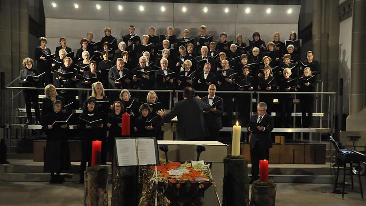 JuLifa und Kantorei Bad Kissingen - zwei Chöre ein Ziel: Ihr Publikum zu begeistern. Foto: Peter Klopf
