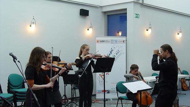 Das Streichensemble unterrichtet Jan Jancálek. Foto: Brigitta Kempe-Wolf