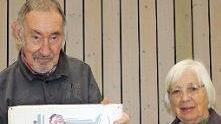 Die Bamberger Günther und Giesela Ruhland gehören zu den Machern der IBV-Tauschtreffen. Sie sammeln selbst, zum Beispiel die Schilder von Brauereien, die es nicht mehr gibt.  Foto: pr