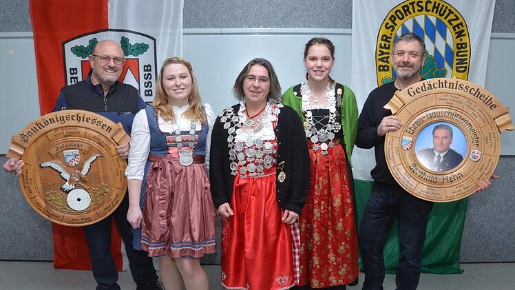 Weitere Auszeichnungen erhielten (von links): Kurt Fink, Melanie Pätzold (Schützenliesel), Jutta Reinhard (Gau-Schützenkönig), Laura Swiercz (Gau-Jugendkönig) und Martin Scheuplein.