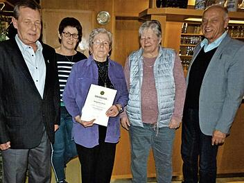 Seit 25 Jahren ist Margareta Bauer Mitglied im Frankenwaldverein; im Bild (von links) stellvertretender Obmann Roland Meisel, Schatzmeisterin Heidi Holhut, Margareta Bauer, Obfrau Erika Lauterbach und Bürgermeister Hermann Anselstetter Foto: Werner Reißaus