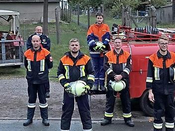 Die erfolgreichen Feuerwehrleute mit den Vertretern der Feuerwehrführung  Foto: FFW Fischbach/Höchstädten
