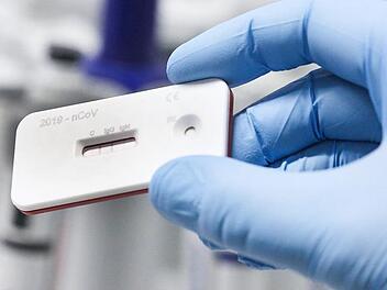 Wo bleiben die angek&uuml;ndigten Antigen-Schnelltests? Im Landkreis Kronach sind noch keine angekommen. Foto: Bodo Schackow, dpa