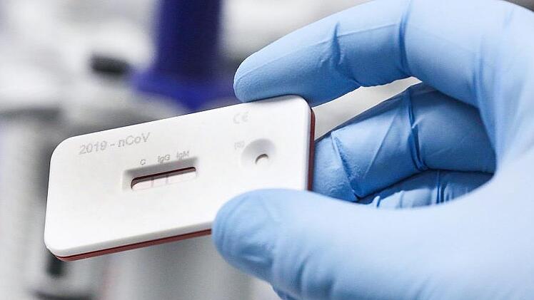 Wo bleiben die angek&uuml;ndigten Antigen-Schnelltests? Im Landkreis Kronach sind noch keine angekommen. Foto: Bodo Schackow, dpa