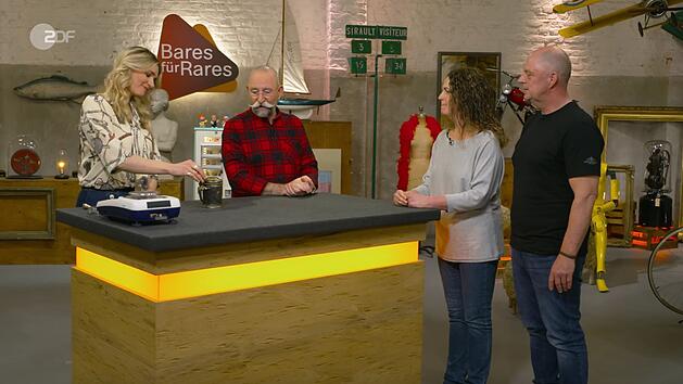 Ein Überraschungsfund aus einer Entrümpelungskiste sorgte bei Horst Lichter in der Mittwochsausgabe der ZDF-Trödelshow "Bares für Rares" für große Begeisterung.