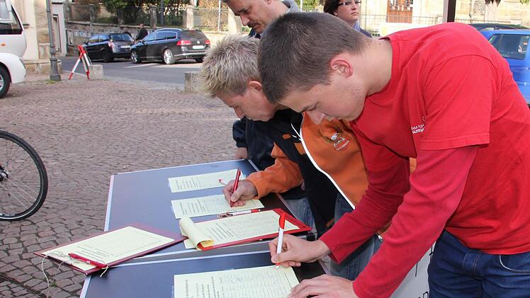 Viele trugen sich in die Solidaritätslisten ein.