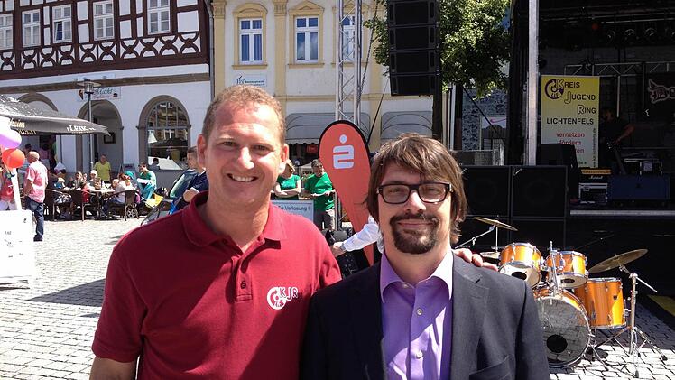 Frank Rubner (links), der Vorsitzende des Kreisjugendrings, und der Präsident des Bayerischen Jugendrings Matthias Fack (rechts).