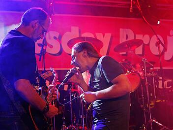 Gitarrist Michael Wild (Schulrektor aus Baunach) und Sänger Heiko Kellner in Aktion. Fotos: Matthias Hoch