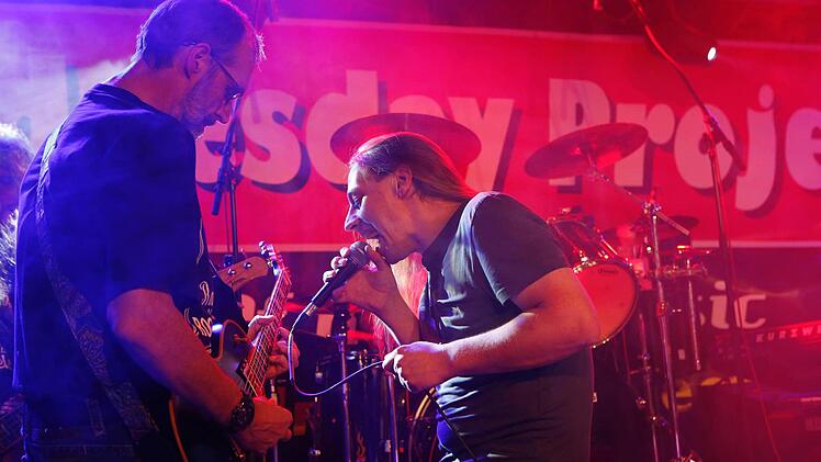 Gitarrist Michael Wild (Schulrektor aus Baunach) und Sänger Heiko Kellner in Aktion. Fotos: Matthias Hoch