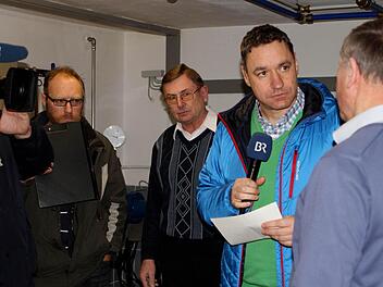 Live-Reporter Markus Klingele (Zweiter Von rechts) beim Interview mit Geschäftsführer Rupert Göller (rechts), außerdem Chef vom Dienst Andreas Sandreuther und der ehemalige Verbandsvorsitzende Peter Kirchner (von links). Fotos: Günther Geiling
