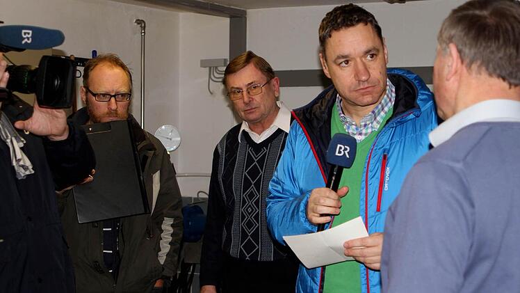 Live-Reporter Markus Klingele (Zweiter Von rechts) beim Interview mit Geschäftsführer Rupert Göller (rechts), außerdem Chef vom Dienst Andreas Sandreuther und der ehemalige Verbandsvorsitzende Peter Kirchner (von links). Fotos: Günther Geiling