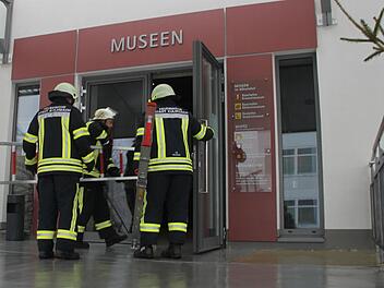 Ungewöhnliche Besucher: Die Kulmbacher Feuerwehr wurde amfrühen Montagnachmittag ins Bäckereimuseum gerufen. Bei einem Rohrbruch war Wasser ausgetreten, der Schaen hält sich nach ersten Schätzungen in Grenzen, Exponate wurden nicht beschädigt. Fotos: Jochen Nützel