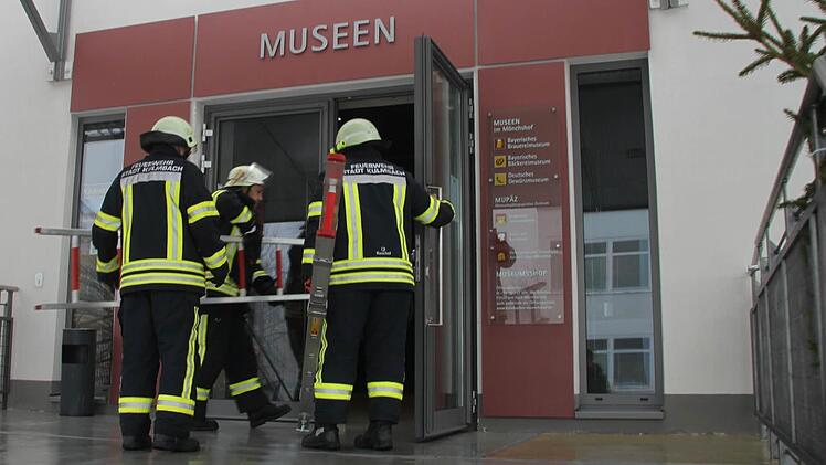Ungewöhnliche Besucher: Die Kulmbacher Feuerwehr wurde amfrühen Montagnachmittag ins Bäckereimuseum gerufen. Bei einem Rohrbruch war Wasser ausgetreten, der Schaen hält sich nach ersten Schätzungen in Grenzen, Exponate wurden nicht beschädigt. Fotos: Jochen Nützel