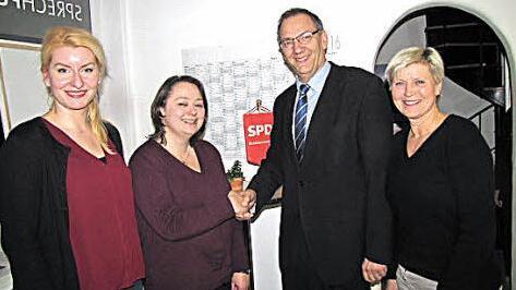 Die bisherige stellvertretende Vorsitzende des SPD-Ortsvereins Coburger Nordstadt, Isabel Zosig, wurde einstimmig zur neuen Ersten Vorsitzenden gew&auml;hlt. Es gratulierten Franziska Bartl, stellvertretende Vorsitzende des SPD-Stadtverbandes Coburg und Stadtr&auml;tin, B&uuml;rgermeister Thomas Nowak und Stadtr&auml;tin Gabriele Morper-Marr. Foto: Martin Koch