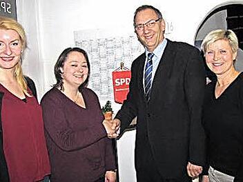 Die bisherige stellvertretende Vorsitzende des SPD-Ortsvereins Coburger Nordstadt, Isabel Zosig, wurde einstimmig zur neuen Ersten Vorsitzenden gewählt. Es gratulierten Franziska Bartl, stellvertretende Vorsitzende des SPD-Stadtverbandes Coburg und Stadträtin, Bürgermeister Thomas Nowak und Stadträtin Gabriele Morper-Marr. Foto: Martin Koch