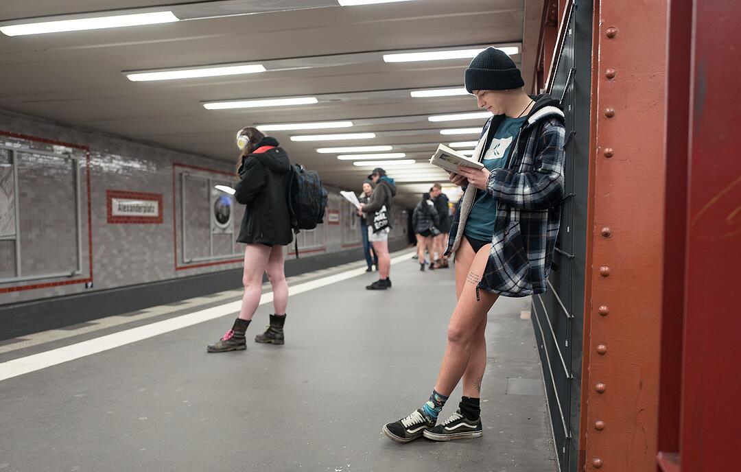 U-Bahn-Passagiere fahren ohne Hose