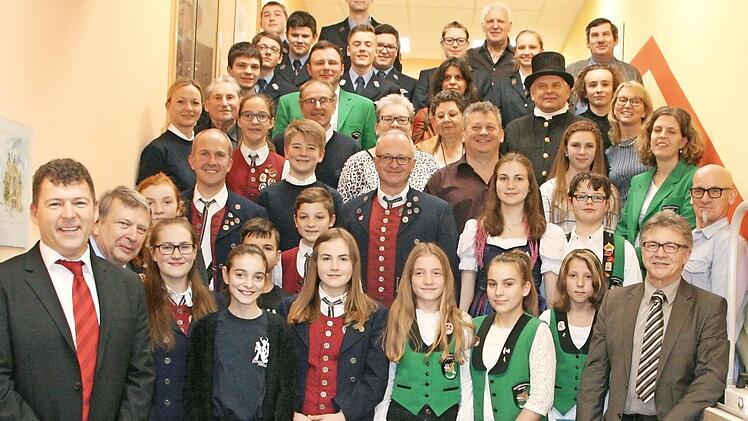 Gruppenfoto mit Geehrten, links B&uuml;rgermeister Carsten Joneitis Foto: p