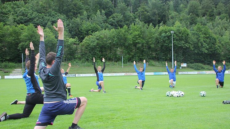 Durch die Dehnübungen wird die Verletzungsgefahr minimiert. Foto: Andreas Schmitt