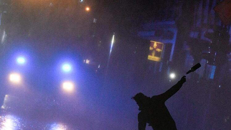 Die Polizei sucht immer noch nach Zeugen der "Randale-Nacht" in Nürnberg. Insbesondere die Flaschenwerfer sind aktuell noch unbekannt