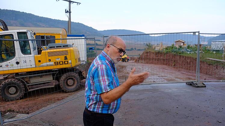 Beim Ortstermin im Neubaugebiet Haiger II interessierten sich Bürgermeister August Weingart, die Räte, Bauherren und Anwohner für den Fortgang der Erschließung.  Foto: Gerd Schaar