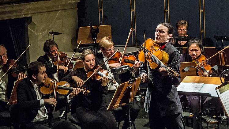 Begeisterten Applaus gab es für Sergey Malov als Solist und Dirigent und für das Philharmonische Orchester beim Sinfoniekonzert im Landestheater Coburg.Foto: Jochen Berger