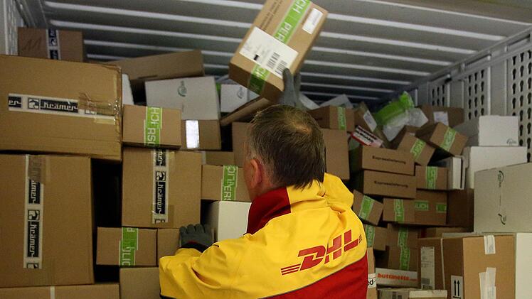 Der Paketbote entschuldigte sich auf der Benachrichtigung. Symbolfoto: Oliver Berg/dpa