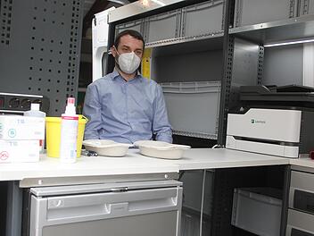 Marcel Hocquel freut sich, dass jetzt mit dem Impfmobil auch die Menschen erreicht werden, die nicht ins Impfzentrum kommen können. In Thurnau seien so bereits die ersten zehn Bürger geimpft worden.