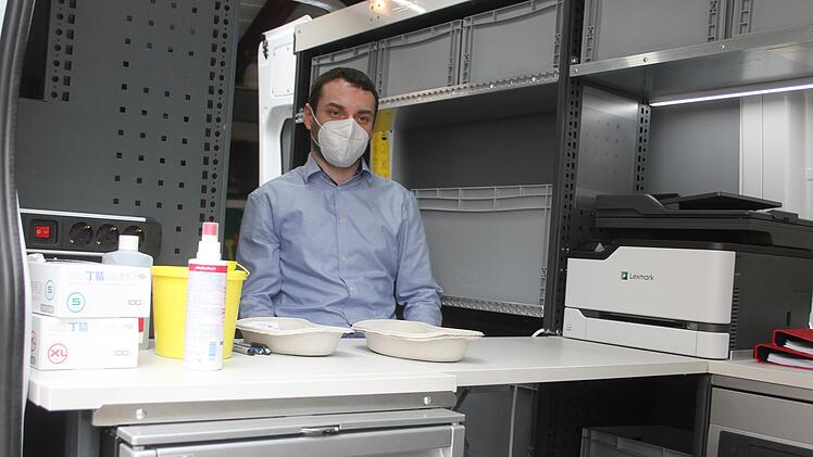 Marcel Hocquel freut sich, dass jetzt mit dem Impfmobil auch die Menschen erreicht werden, die nicht ins Impfzentrum kommen können. In Thurnau seien so bereits die ersten zehn Bürger geimpft worden.