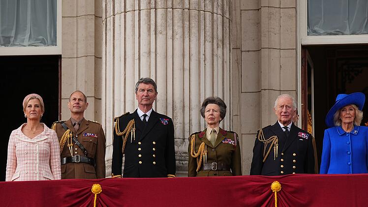Aus Kostengründen hat König Charles III. (zweiter von rechts) den Kreis der arbeitetenden Royals deutlich verkleinert. Seine Frau, Königin Camilla (rechts), seine Schwester Anne (dritte von rechts, neben ihrem Ehemann Sir Tim Laurence) und sein jüngster Bruder Edward und dessen Frau Sophie erwiesen sich allerdings als unverzichtbar.