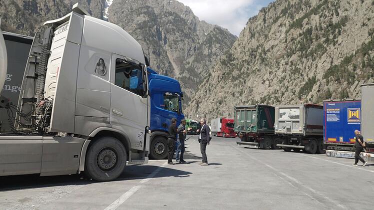 An der georgisch-russischen Grenze kommt der ARD-Reporter mit Lkw-Fahrern ins Gespr&auml;ch.