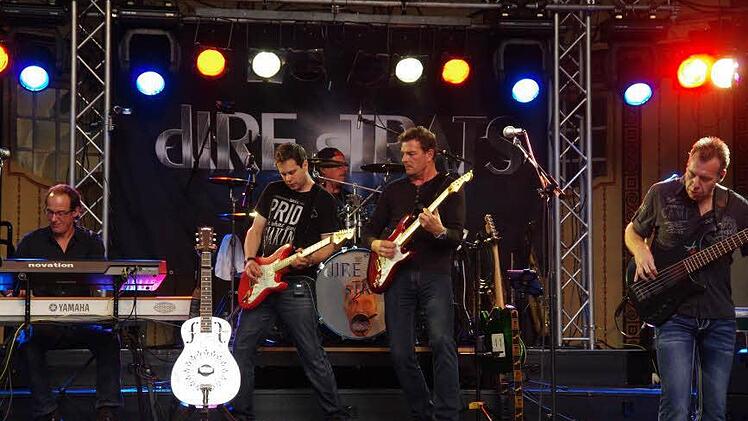 Frontman Peter Spencer und Leadgitarrist Wolfgang Uhlich ließen den legendären Sound der Dire Straits im Kurgarten wieder aufleben. Fotos: Klaus Werner