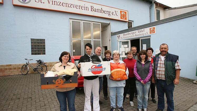 Die Bamberger Tafel steht Bedürftigen mit Lebensmitteln bei: Hier freiwillige Helfer vor dem großen Ansturm Foto: Archiv