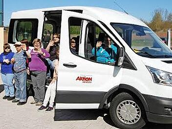 Alle freuen sich über ihren neuen Kleinbus  Foto: Sigismund von Dobschütz