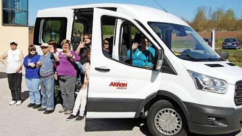 Alle freuen sich über ihren neuen Kleinbus  Foto: Sigismund von Dobschütz