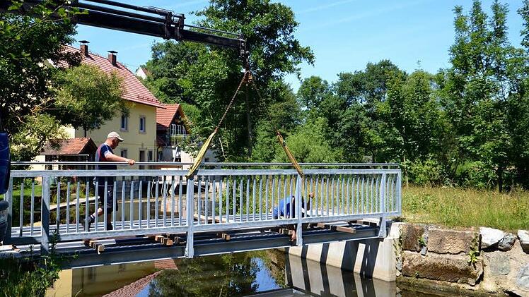 Stück für Stück wuchs in den vergangenen Tage die Brücke Richtung Feuln. Foto: Dieter Hübner