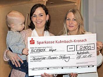 Bildunterschrift: Sabrina Spielbühler-Stumpf übergibt mit Sohn Anton den Scheck der Firma Scerox in Höhe von 2.500 Euro an Regina Herath von der Geschwister Gummi Stiftung. Foto: Katharina Müller-Sanke