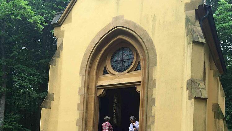 Wanderer "erstürmen" die Kapelle am Steinknock.