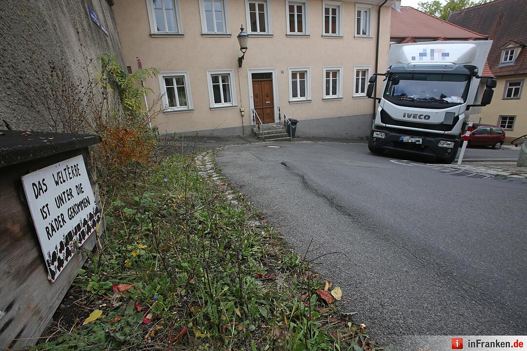 Irrfahrt durch Bamberger Altstadt endet fŸr Lkw festgefahren an Hauswand