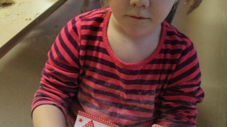 Lea Braunersreuther ist stolz auf ihre kleine Plätzchendose