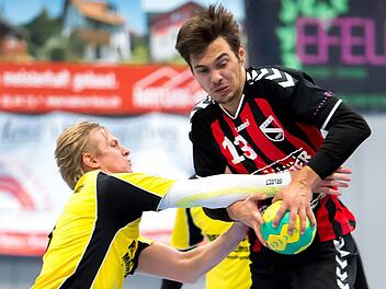 Verbindet Wucht und Abschluss-Qualität: Tom Schumm vom FC Bad Brückenau (rechts). Foto: Anand Anders