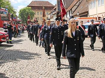 Beim Festzug marschierten die Teilnehmer am Anger durch ein Spalier an Rettungsfahrzeugen.  Fotos: Heike Beudert