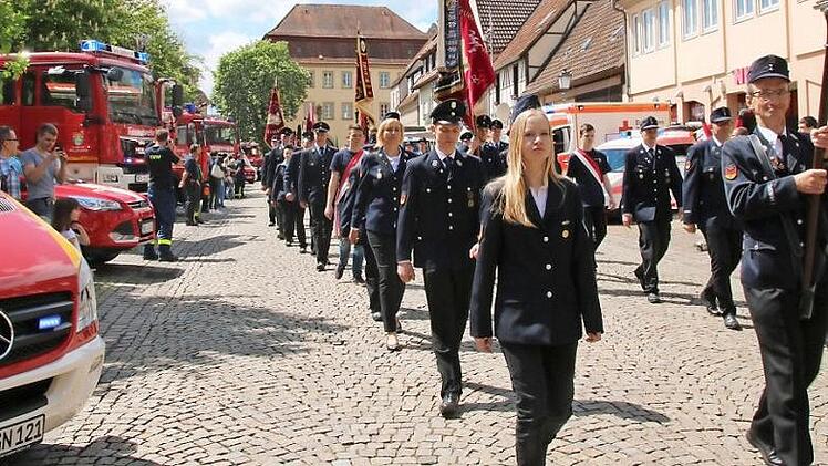 Beim Festzug marschierten die Teilnehmer am Anger durch ein Spalier an Rettungsfahrzeugen.  Fotos: Heike Beudert